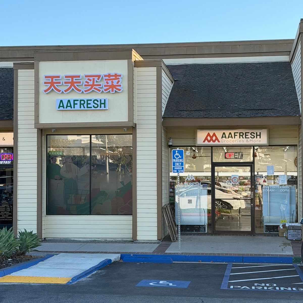 AAFRESH storefront with the 天天买菜 sign and entrance in Yorba Linda